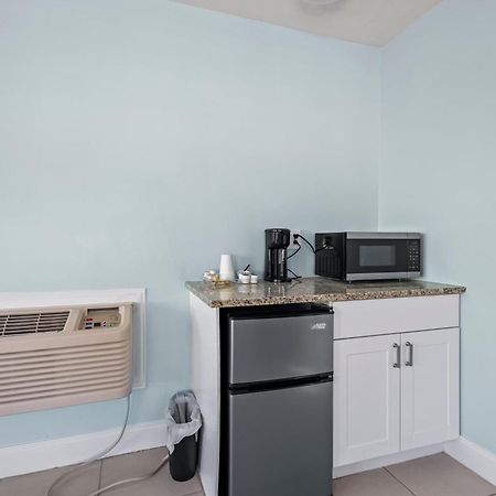 Partial Ocean View Hotel Room- King Bed #1 Fort Pierce Εξωτερικό φωτογραφία