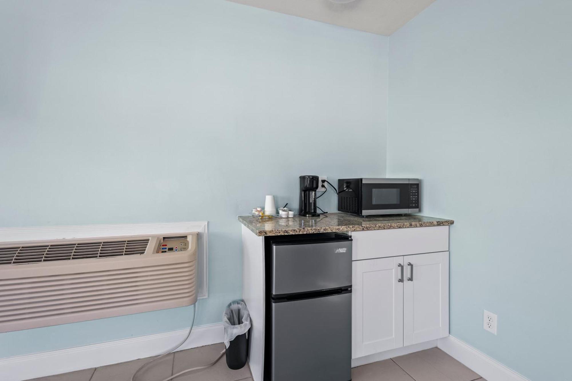 Partial Ocean View Hotel Room- King Bed #1 Fort Pierce Εξωτερικό φωτογραφία